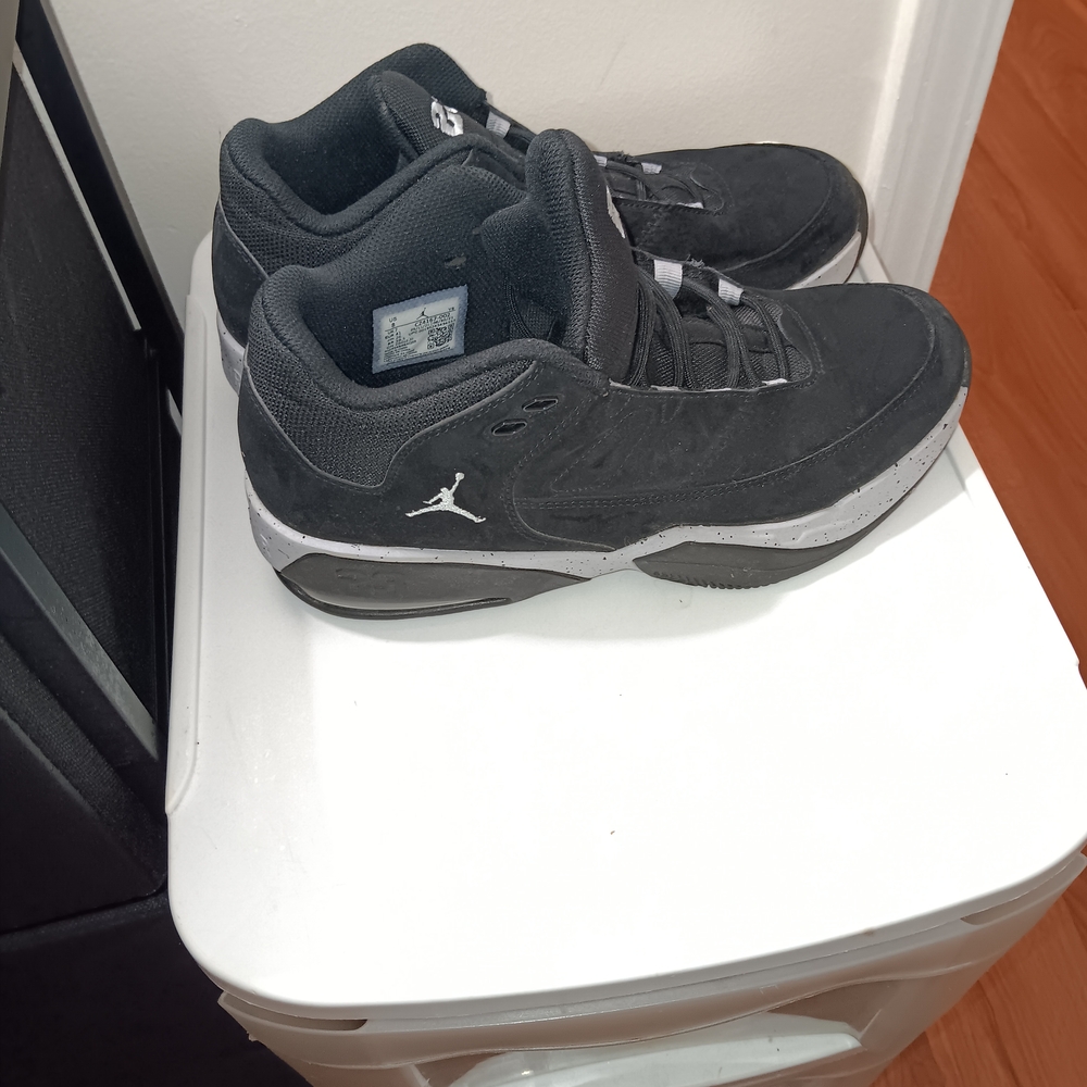 Jordan Men's Black and Gray Sneakers